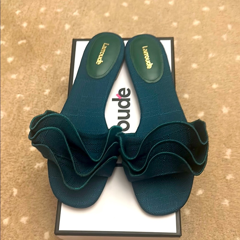 Brand New Never Been Worn Larroude Ivy Ruffle Sandal in Emerald Raffia, size 10